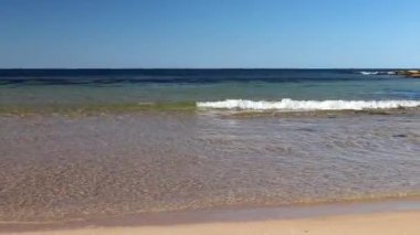 Şu Shelly Beach Yeni Güney Galler Central Coast, Avustralya üzerinde güney ucunda yer alan mavi lagün üzerinde pan. Pan okyanustan kıyıya doğru olduğunu..