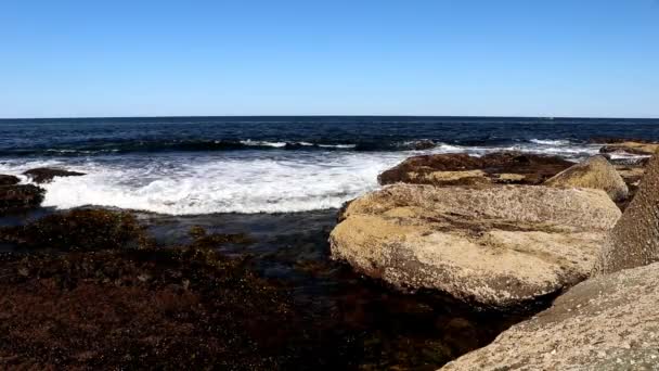 Piccole Onde Che Imbattono Una Piccola Baia Naturale Promontorio Roccioso — Video Stock