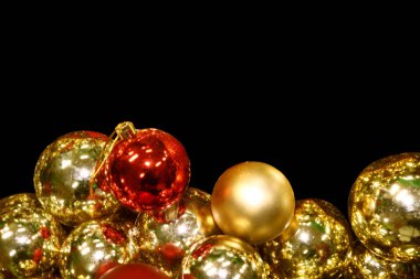 Noel top dekorasyon kopya alanı siyah zemin üzerine