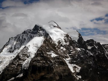 İsviçre 'nin Lauterbrunnen şehrinde kar bulutlarıyla kaplı İsviçre Alpleri' ne (dağlara) dramatik bir yakın çekim.