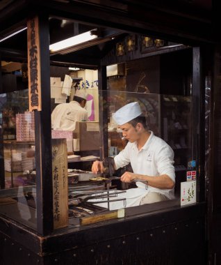 Asakusa, Tokyo / Japonya - 12 / 23 / 2015: Geleneksel aletler kullanarak geleneksel Japon tatlıları yapan bir adam.