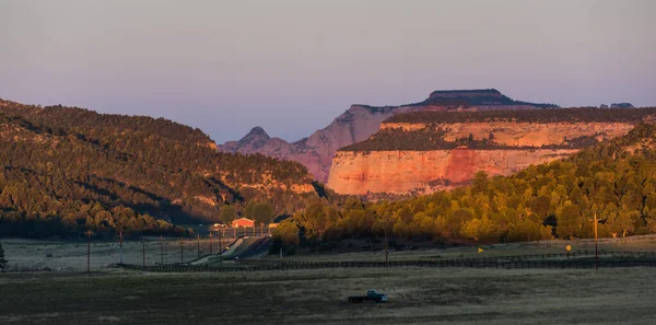 Camino Vacío Que Conduce Parque Nacional Zion Durante Amanecer Con —  Fotos de Stock