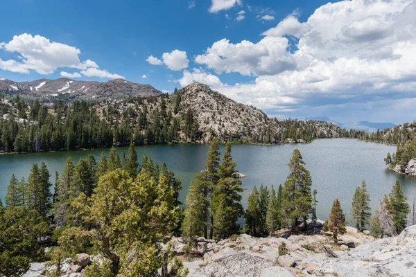 Ein Erhöhter Blick Auf Einen Bergsee Mit Bäumen Bergen Und — Stockfoto