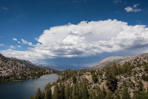 Uma Vista Elevada Lago Alpino Com Árvores Montanhas Nuvens Dramáticas — Fotografia de Stock
