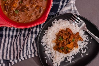 Feijoada bir güveç fasulye ile sığır eti ve domuz Portekiz kökenli 