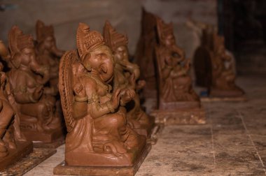 Lord Ganesh\Ganesha Hindu festival Ganesh Chaturthi önce Hindistan yerel esnaf tarafından hazırlanan bitmemiş kil modeli 
