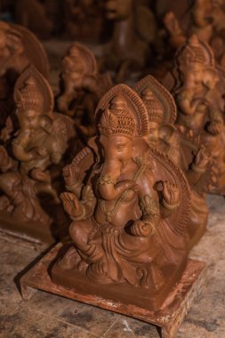 Lord Ganesh\Ganesha Hindu festival Ganesh Chaturthi önce Hindistan yerel esnaf tarafından hazırlanan bitmemiş kil modeli 