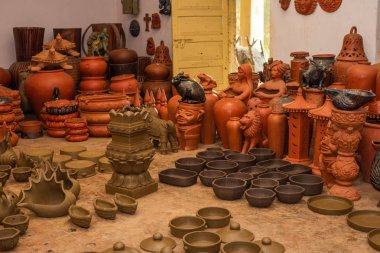 Yerel el yapımı kil çömlek ve ev dekor çeşitli Goa Hindistan'da satılan 