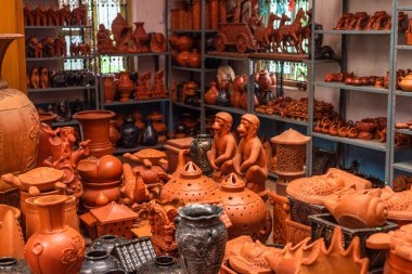 Yerel el yapımı kil çömlek ve ev dekor çeşitli Goa Hindistan'da satılan 