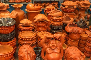 Yerel el yapımı kil çömlek ve ev dekor çeşitli Goa Hindistan'da satılan 