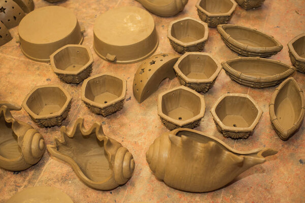 Разнообразие местной глиняной керамики ручной работы и домашний декор продается в Гоа Индия
 