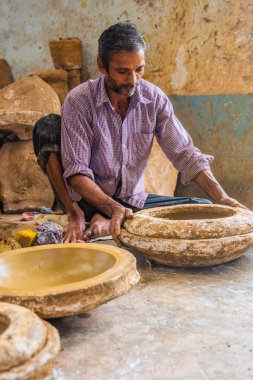 Bicholim, Goa/Hindistan-Ağustos 18 2018: yerel esnaf kil çömlek Goa, Hindistan üzerinde çalışıyor