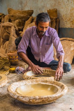 Bicholim, Goa/Hindistan-Ağustos 18 2018: yerel esnaf kil çömlek Goa, Hindistan üzerinde çalışıyor