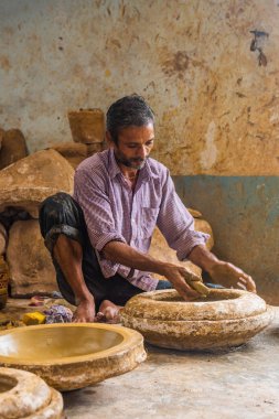 Bicholim, Goa/Hindistan-Ağustos 18 2018: yerel esnaf kil çömlek Goa, Hindistan üzerinde çalışıyor