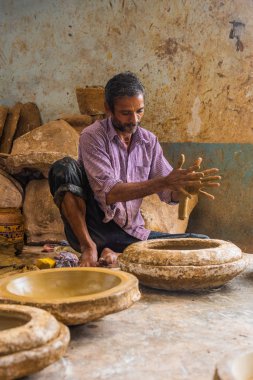 Bicholim, Goa/Hindistan-Ağustos 18 2018: yerel esnaf kil çömlek Goa, Hindistan üzerinde çalışıyor