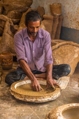Bicholim, Goa/Hindistan-Ağustos 18 2018: yerel esnaf kil çömlek Goa, Hindistan üzerinde çalışıyor