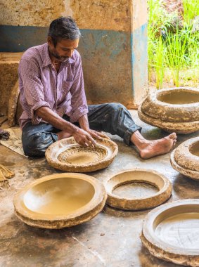 Bicholim, Goa/Hindistan-Ağustos 18 2018: yerel esnaf kil çömlek Goa, Hindistan üzerinde çalışıyor