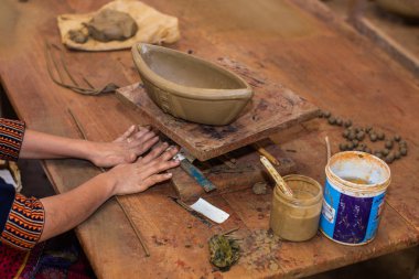 Bicholim, Goa/Hindistan-Ağustos 18 2018: yerel esnaf kil çömlek Goa, Hindistan üzerinde çalışıyor