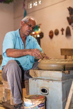 Bicholim, Goa/Hindistan-Ağustos 18 2018: yerel esnaf kil çömlek Goa, Hindistan üzerinde çalışıyor