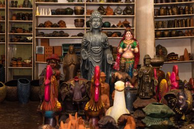 Mapusa, Goa/Hindistan - 18 Ağustos 2018:A çeşitli yerel el yapımı kil çömlek ve ev dekor Kumbhar Çanak Atölyesi Goa Hindistan'da satılan 