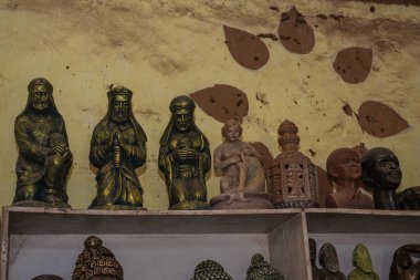 Mapusa, Goa/Hindistan - 18 Ağustos 2018:A çeşitli yerel el yapımı kil çömlek ve ev dekor Kumbhar Çanak Atölyesi Goa Hindistan'da satılan 