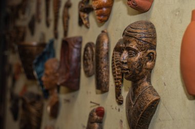 Mapusa, Goa/Hindistan - 18 Ağustos 2018:A çeşitli yerel el yapımı kil çömlek ve ev dekor Kumbhar Çanak Atölyesi Goa Hindistan'da satılan 