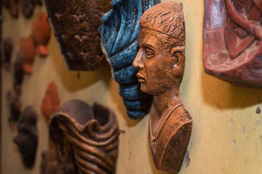 Mapusa, Goa/Hindistan - 18 Ağustos 2018:A çeşitli yerel el yapımı kil çömlek ve ev dekor Kumbhar Çanak Atölyesi Goa Hindistan'da satılan 