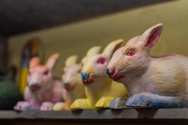 Mapusa, Goa/Hindistan - 18 Ağustos 2018:A çeşitli yerel el yapımı kil çömlek ve ev dekor Kumbhar Çanak Atölyesi Goa Hindistan'da satılan 