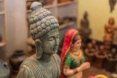 Mapusa, Goa/Hindistan - 18 Ağustos 2018:A çeşitli yerel el yapımı kil çömlek ve ev dekor Kumbhar Çanak Atölyesi Goa Hindistan'da satılan 