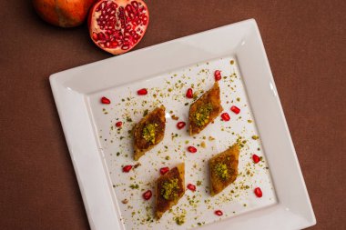 Namoura veya revani, Arapça irmik kek bir şurup batırılmış 