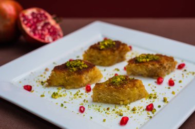 Namoura veya revani, Arapça irmik kek bir şurup batırılmış 