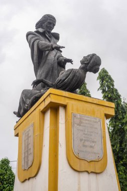 Panjim, Goa/Hindistan-Ağustos 15 2018: Abbe Jose Custodia Faria, heykeli bir kadın hipnotize bir rahip olduğunu ve Panjim Sekreterliği yakın küçük bir kare yer almaktadır