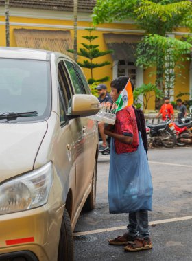 Panjim, Goa/Hindistan-Ağustos 15 2018: Hindistan'ın bağımsızlık günü Panjim sokaklarında Hint bayrakları ve eşya satış sokak satıcıları
