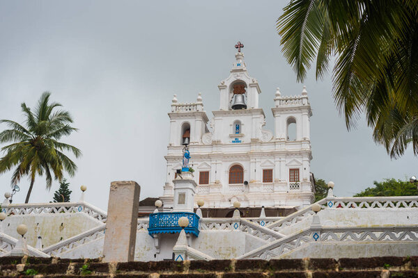 Панджим, Гоа / Индия - 15 августа 2018 года: Здания и коммерческие объекты в Панджиме, столице Гоа
