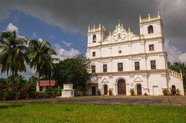 Eski St Thomas kilise peyzaj Aldona muson bulutlar tarafından çevrili Goa 