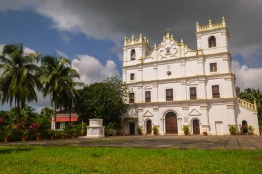 Eski St Thomas kilise peyzaj Aldona muson bulutlar tarafından çevrili Goa 