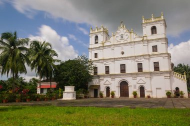Eski St Thomas kilise peyzaj Aldona muson bulutlar tarafından çevrili Goa 