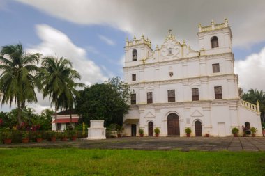 Eski St Thomas kilise peyzaj Aldona muson bulutlar tarafından çevrili Goa 