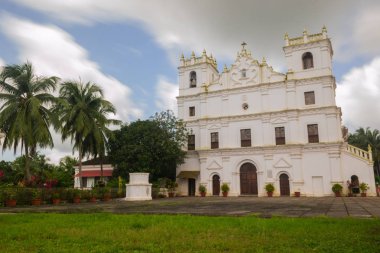 Eski St Thomas kilise peyzaj Aldona muson bulutlar tarafından çevrili Goa 