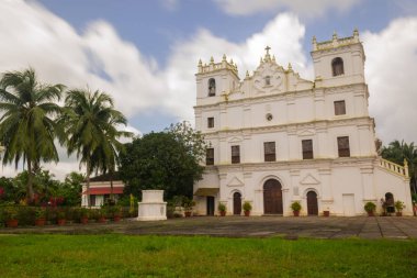 Eski St Thomas kilise peyzaj Aldona muson bulutlar tarafından çevrili Goa 