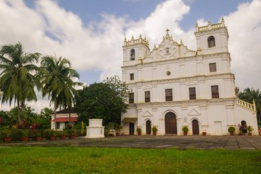 Eski St Thomas kilise peyzaj Aldona muson bulutlar tarafından çevrili Goa 