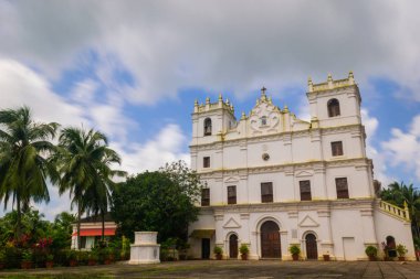 Eski St Thomas kilise peyzaj Aldona muson bulutlar tarafından çevrili Goa 