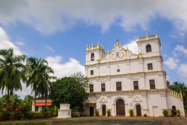 Eski St Thomas kilise peyzaj Aldona muson bulutlar tarafından çevrili Goa 