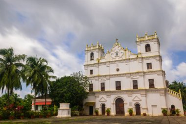 Eski St Thomas kilise peyzaj Aldona muson bulutlar tarafından çevrili Goa 