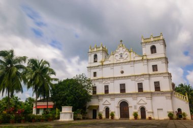Eski St Thomas kilise peyzaj Aldona muson bulutlar tarafından çevrili Goa 
