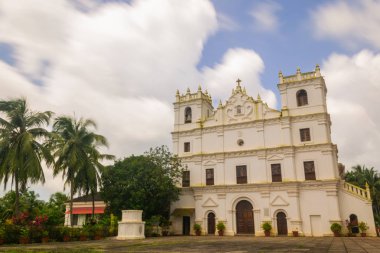 Eski St Thomas kilise peyzaj Aldona muson bulutlar tarafından çevrili Goa 