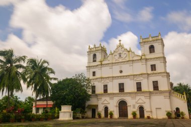Eski St Thomas kilise peyzaj Aldona muson bulutlar tarafından çevrili Goa 