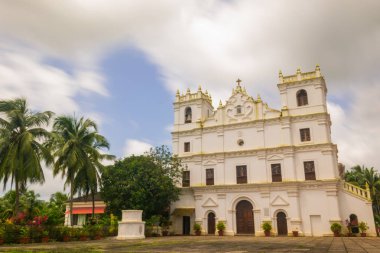 Eski St Thomas kilise peyzaj Aldona muson bulutlar tarafından çevrili Goa 