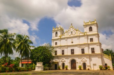 Eski St Thomas kilise peyzaj Aldona muson bulutlar tarafından çevrili Goa 