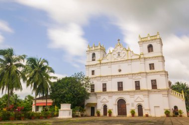 Eski St Thomas kilise peyzaj Aldona muson bulutlar tarafından çevrili Goa 